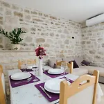 Modern Traditional W Patio Near 公寓 Kaštela