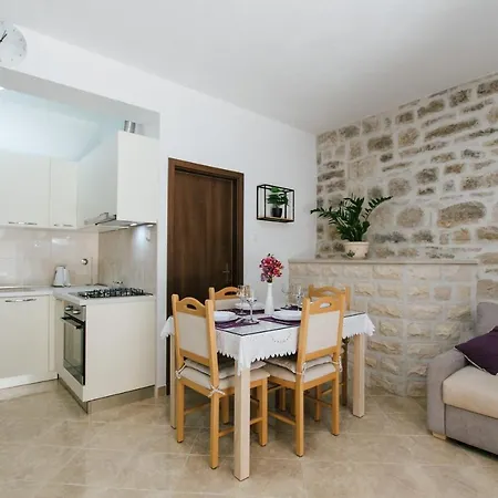 公寓 Modern Traditional W Patio Near