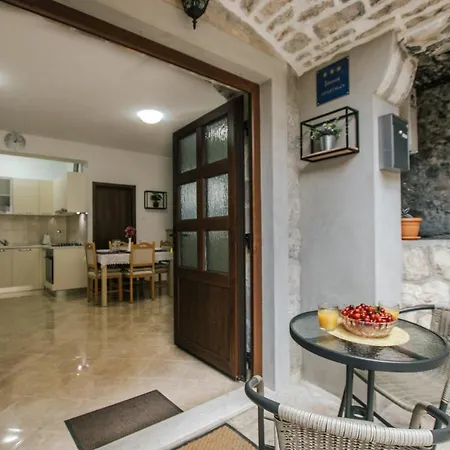 公寓 Modern Traditional W Patio Near